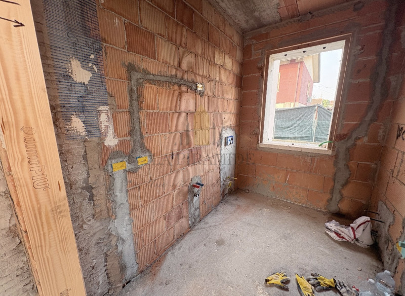 PORZIONE DI TESTA DI TRIFAMILIARE NUOVA – AMPI SPAZI E MANSARDA ABITABILE

Proponiamo in vendita ...