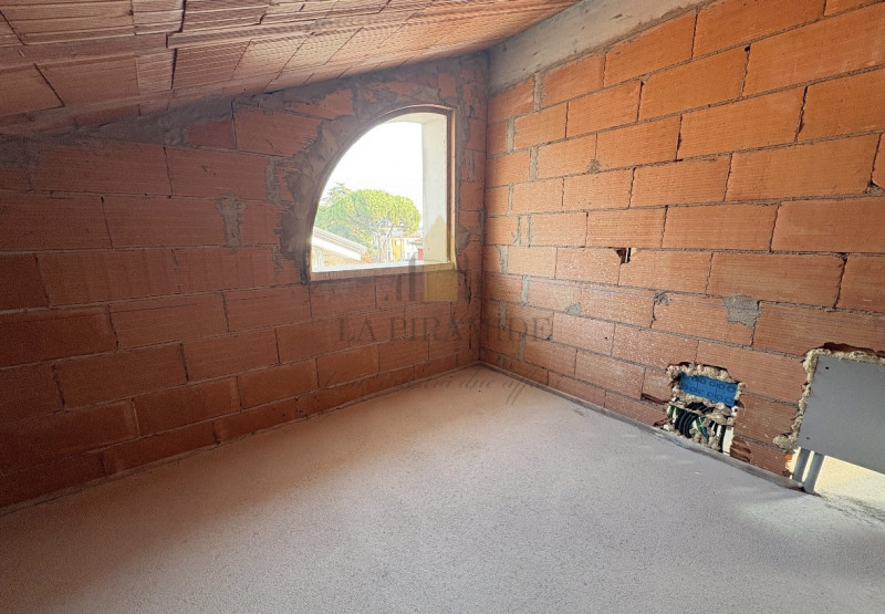 PORZIONE DI TESTA DI TRIFAMILIARE NUOVA – AMPI SPAZI E MANSARDA ABITABILE

Proponiamo in vendita ...