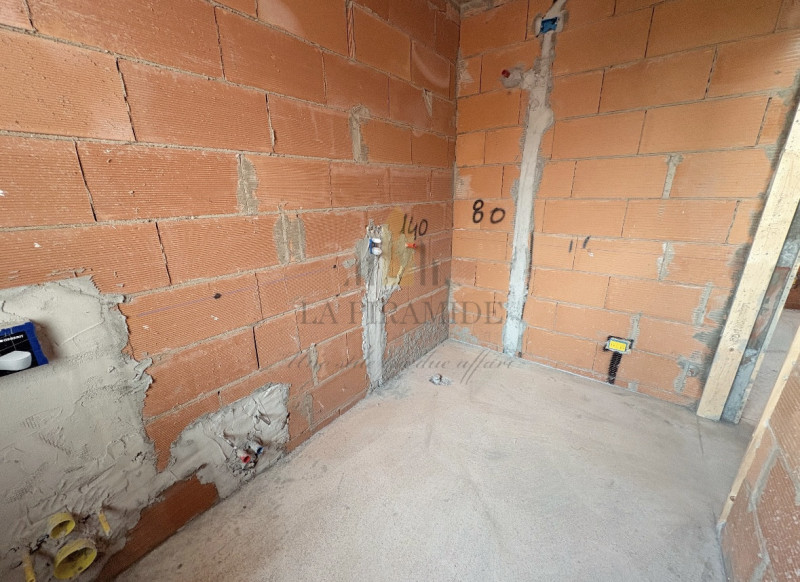 PORZIONE DI TESTA DI TRIFAMILIARE NUOVA – AMPI SPAZI E MANSARDA ABITABILE

Proponiamo in vendita ...