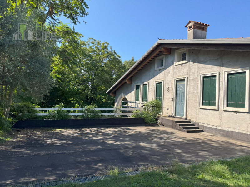 FARA VICENTINO: proprietà agricola di 5 ettari, in splendida posizione collinare con vigneto prod...