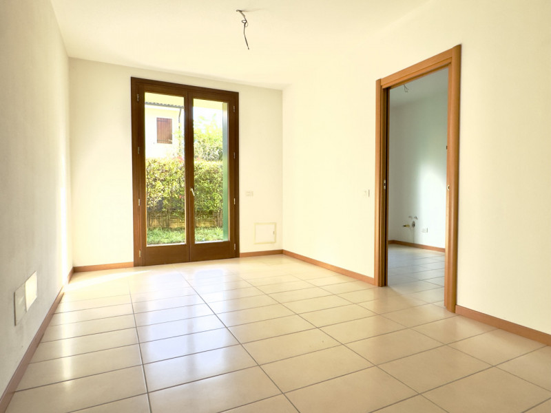 TENCAROLA – In posizione centrale e comoda a tutti i principali servizi, al capolinea del bus 12 ...