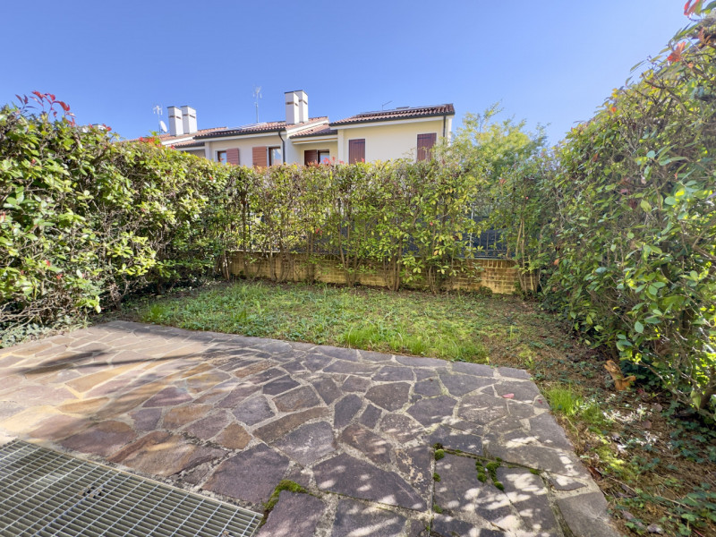 TENCAROLA – In posizione centrale e comoda a tutti i principali servizi, al capolinea del bus 12 ...