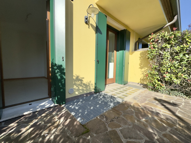 TENCAROLA – In posizione centrale e comoda a tutti i principali servizi, al capolinea del bus 12 ...