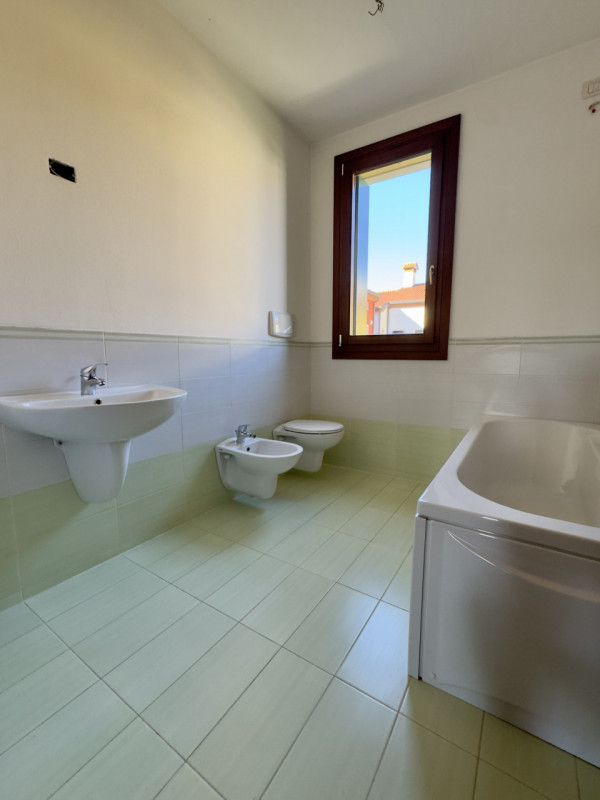 TENCAROLA – In posizione centrale e comoda a tutti i principali servizi, al capolinea del bus 12 ...