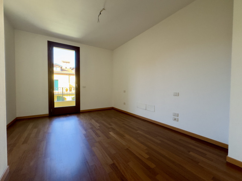 TENCAROLA – In posizione centrale e comoda a tutti i principali servizi, al capolinea del bus 12 ...