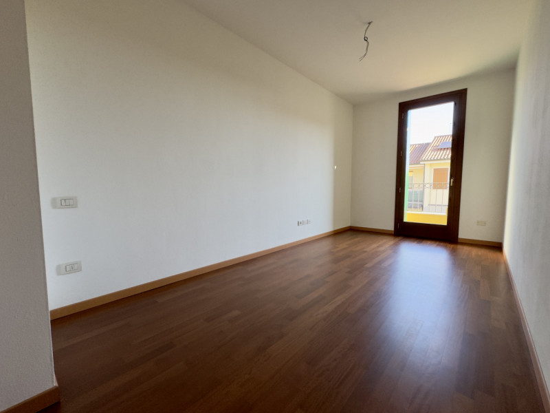 TENCAROLA – In posizione centrale e comoda a tutti i principali servizi, al capolinea del bus 12 ...