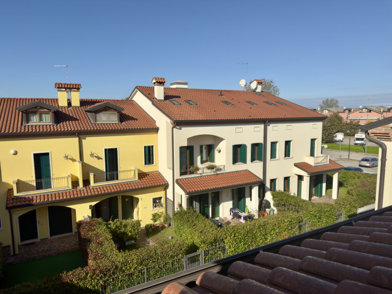 TENCAROLA – In posizione centrale e comoda a tutti i principali servizi, al capolinea del bus 12 ...