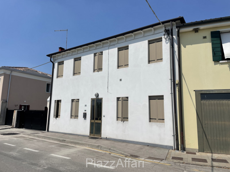 PREZZO RIBASSATO: TUTTA DA RISTRUTTURARE ALL'INTERNO, con solai in legno e senza impianto di risc...