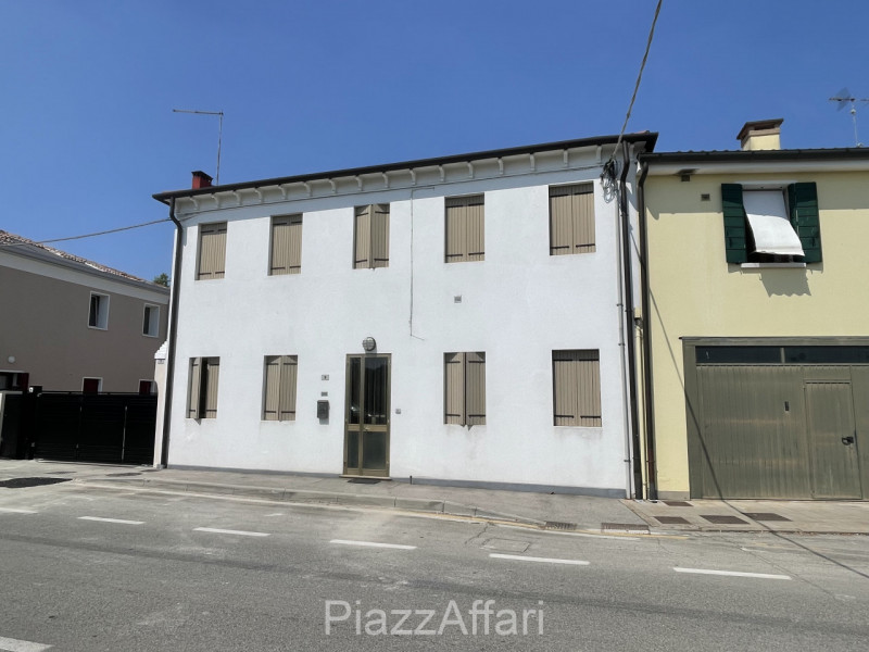 PREZZO RIBASSATO: TUTTA DA RISTRUTTURARE ALL'INTERNO, con solai in legno e senza impianto di risc...