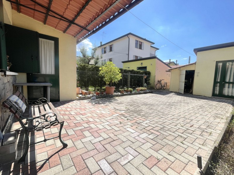 In centro a Piove a 50 metri di distanza dall'Ospedale, lungo via Circonvallazione, porzione cent...