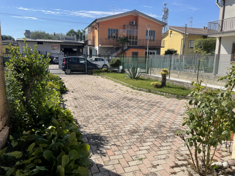 In centro a Piove a 50 metri di distanza dall'Ospedale, lungo via Circonvallazione, porzione cent...
