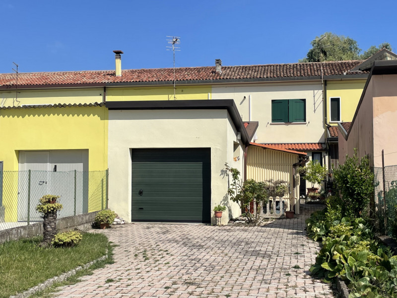 In centro a Piove a 50 metri di distanza dall'Ospedale, lungo via Circonvallazione, porzione cent...