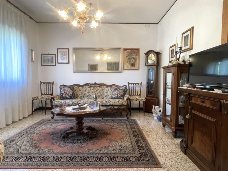 In centro a Piove a 50 metri di distanza dall'Ospedale, lungo via Circonvallazione, porzione cent...