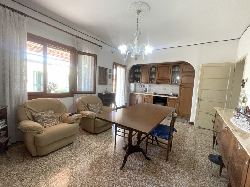 In centro a Piove a 50 metri di distanza dall'Ospedale, lungo via Circonvallazione, porzione cent...