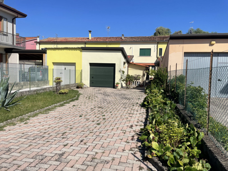 In centro a Piove a 50 metri di distanza dall'Ospedale, lungo via Circonvallazione, porzione cent...