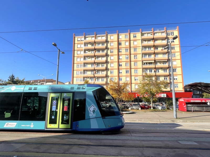 PADOVA - NEL CUORE DELLA GUIZZA - DI FRONTE ALLA LINEA DEL TRAM: Appartamento al primo piano in p...