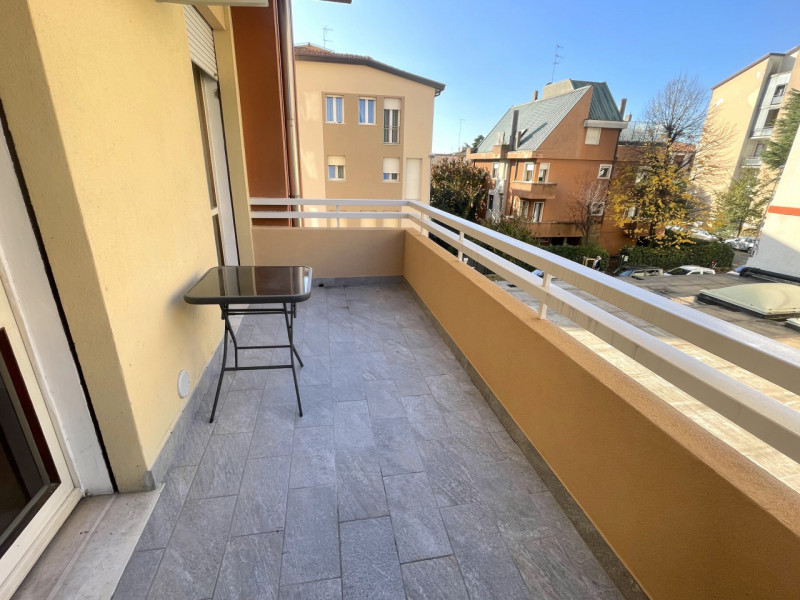 PADOVA - NEL CUORE DELLA GUIZZA - DI FRONTE ALLA LINEA DEL TRAM: Appartamento al primo piano in p...