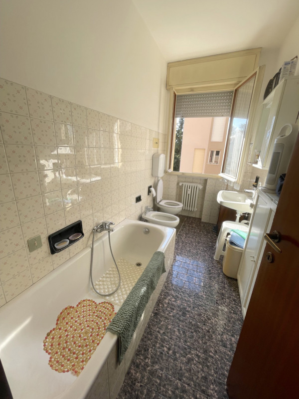 PADOVA - NEL CUORE DELLA GUIZZA - DI FRONTE ALLA LINEA DEL TRAM: Appartamento al primo piano in p...