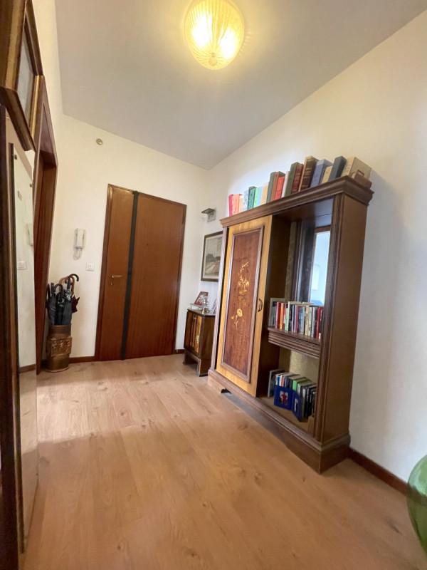 PADOVA - NEL CUORE DELLA GUIZZA - DI FRONTE ALLA LINEA DEL TRAM: Appartamento al primo piano in p...