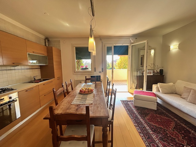 Nostra esclusiva proponiamo in vendita un bellissimo appartamento trilocale, situato al primo e u...