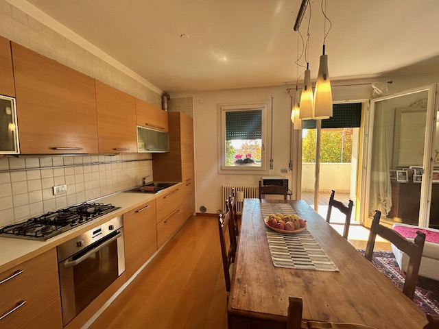 Nostra esclusiva proponiamo in vendita un bellissimo appartamento trilocale, situato al primo e u...