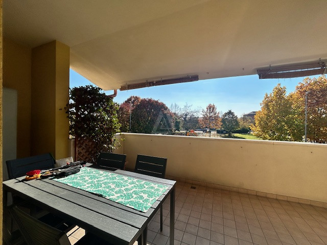 Nostra esclusiva proponiamo in vendita un bellissimo appartamento trilocale, situato al primo e u...