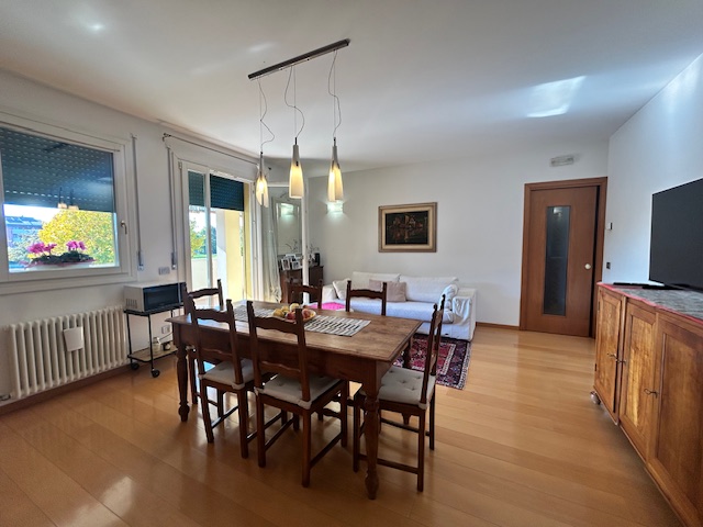 Nostra esclusiva proponiamo in vendita un bellissimo appartamento trilocale, situato al primo e u...