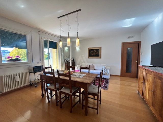 Nostra esclusiva proponiamo in vendita un bellissimo appartamento trilocale, situato al primo e u...