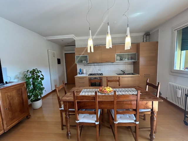 Nostra esclusiva proponiamo in vendita un bellissimo appartamento trilocale, situato al primo e u...