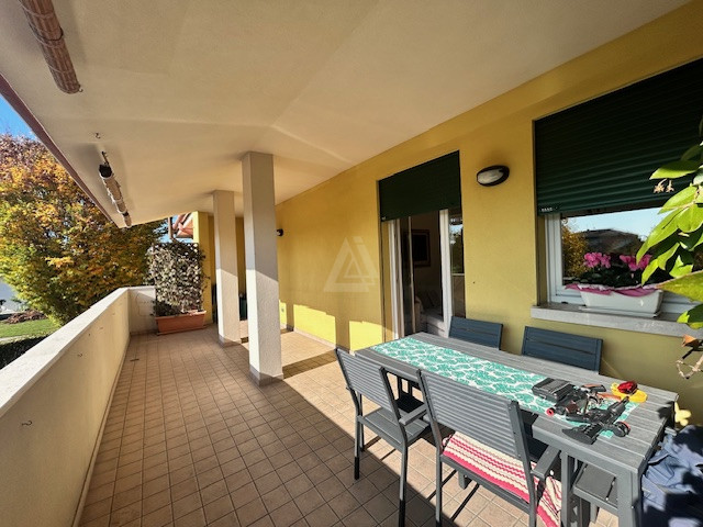 Nostra esclusiva proponiamo in vendita un bellissimo appartamento trilocale, situato al primo e u...