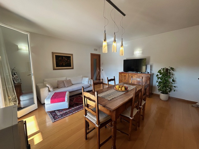 Nostra esclusiva proponiamo in vendita un bellissimo appartamento trilocale, situato al primo e u...