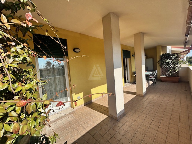 Nostra esclusiva proponiamo in vendita un bellissimo appartamento trilocale, situato al primo e u...