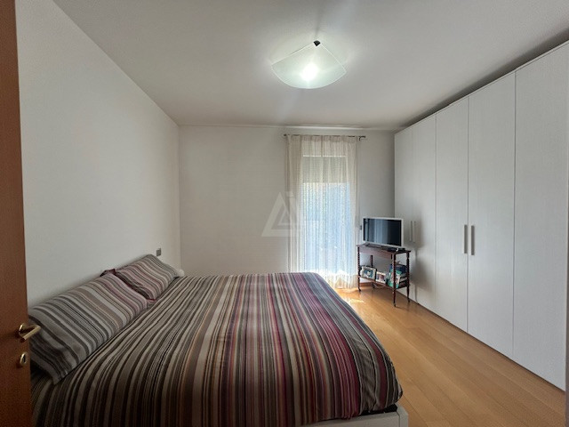 Nostra esclusiva proponiamo in vendita un bellissimo appartamento trilocale, situato al primo e u...