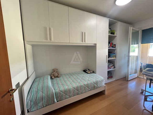 Nostra esclusiva proponiamo in vendita un bellissimo appartamento trilocale, situato al primo e u...