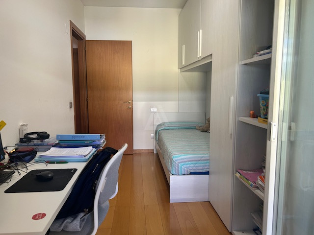 Nostra esclusiva proponiamo in vendita un bellissimo appartamento trilocale, situato al primo e u...