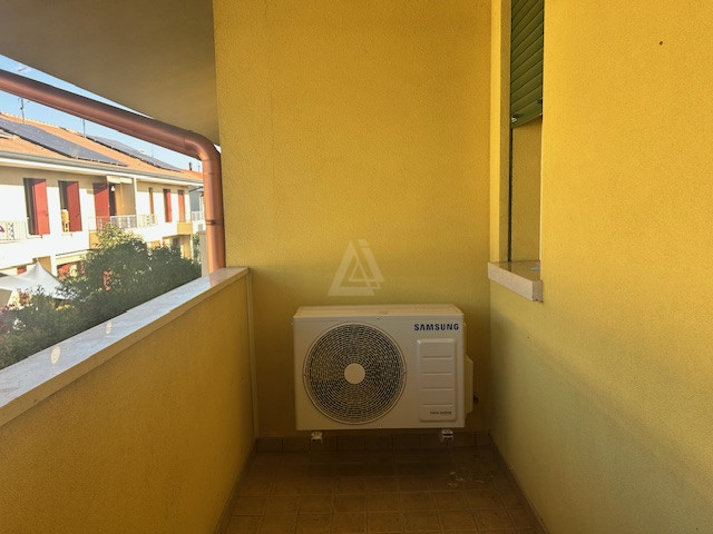 Nostra esclusiva proponiamo in vendita un bellissimo appartamento trilocale, situato al primo e u...