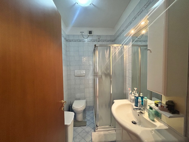 Nostra esclusiva proponiamo in vendita un bellissimo appartamento trilocale, situato al primo e u...