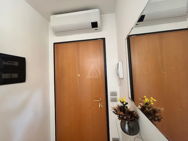 Nostra esclusiva proponiamo in vendita un bellissimo appartamento trilocale, situato al primo e u...