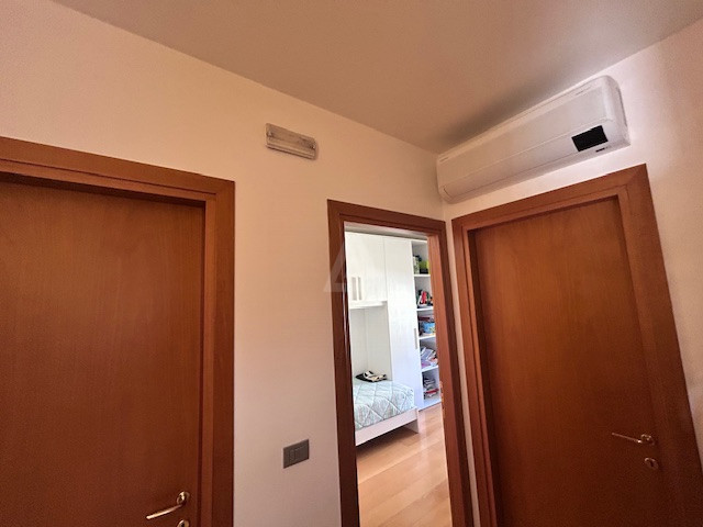 Nostra esclusiva proponiamo in vendita un bellissimo appartamento trilocale, situato al primo e u...