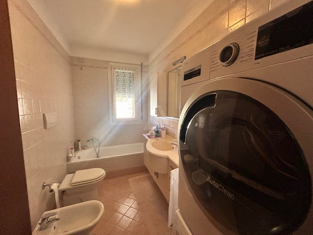 Nostra esclusiva proponiamo in vendita un bellissimo appartamento trilocale, situato al primo e u...