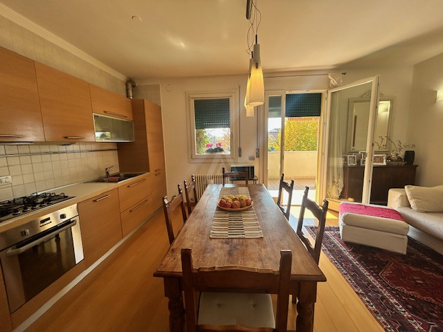 Nostra esclusiva proponiamo in vendita un bellissimo appartamento trilocale, situato al primo e u...