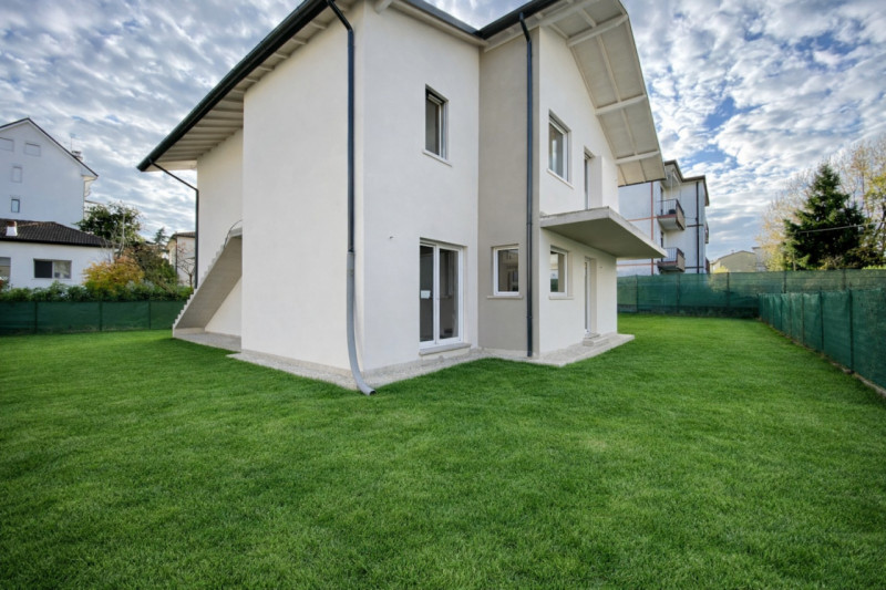 In una tranquilla zona residenziale tra il quartiere di San Bortolo e Laghetto, proponiamo in ven...