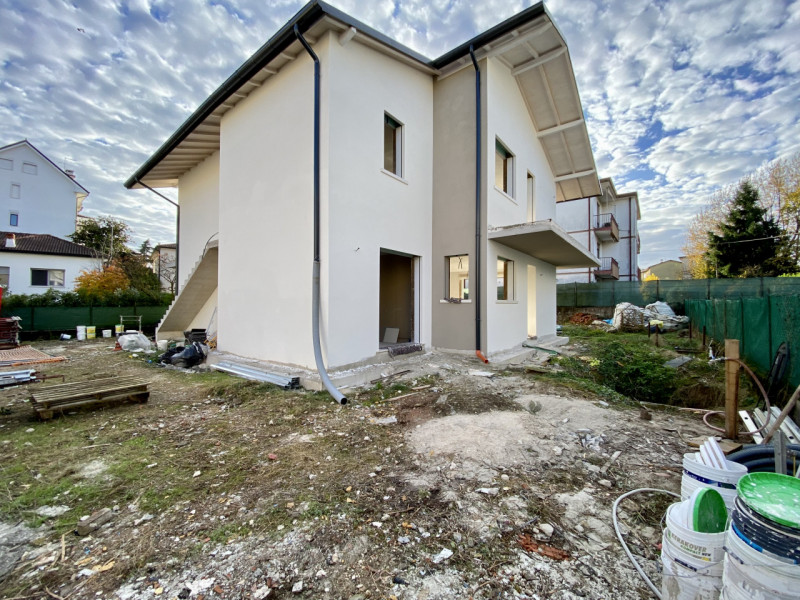 In una tranquilla zona residenziale tra il quartiere di San Bortolo e Laghetto, proponiamo in ven...