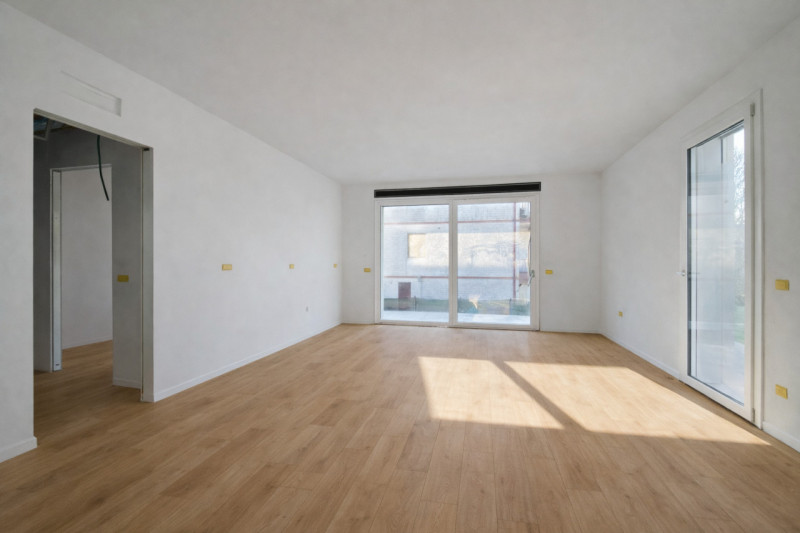 In una tranquilla zona residenziale tra il quartiere di San Bortolo e Laghetto, proponiamo in ven...