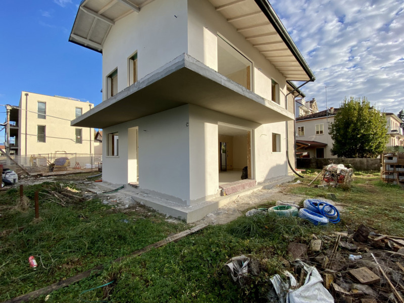 In una tranquilla zona residenziale tra il quartiere di San Bortolo e Laghetto, proponiamo in ven...