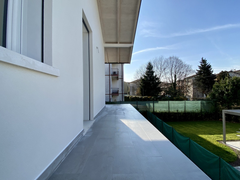 In una tranquilla zona residenziale tra il quartiere di San Bortolo e Laghetto, proponiamo in ven...