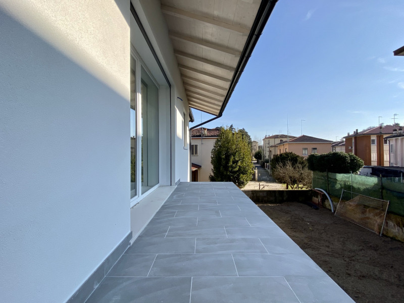 In una tranquilla zona residenziale tra il quartiere di San Bortolo e Laghetto, proponiamo in ven...