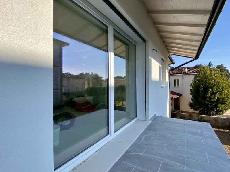 In una tranquilla zona residenziale tra il quartiere di San Bortolo e Laghetto, proponiamo in ven...