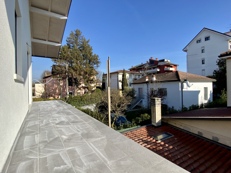 In una tranquilla zona residenziale tra il quartiere di San Bortolo e Laghetto, proponiamo in ven...