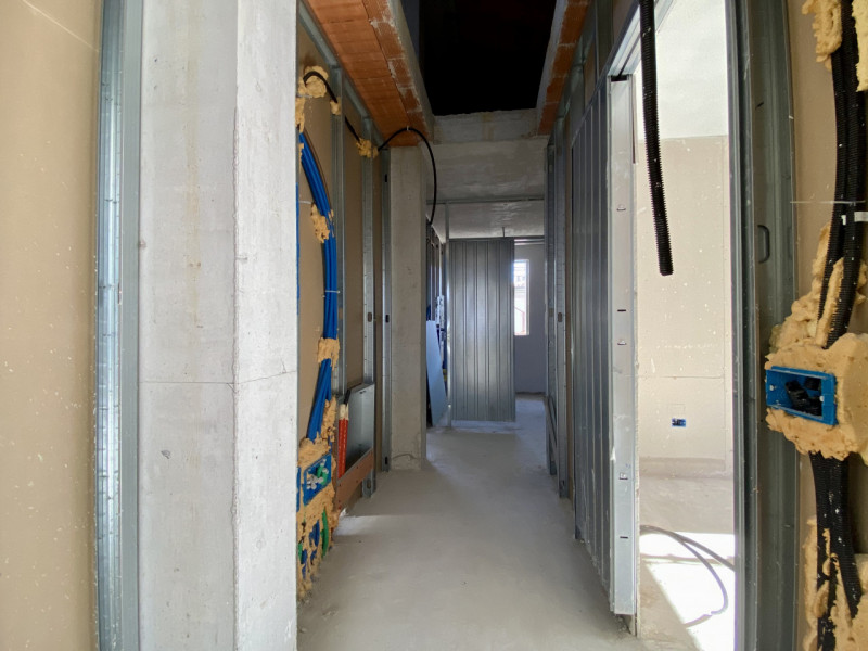 In una tranquilla zona residenziale tra il quartiere di San Bortolo e Laghetto, proponiamo in ven...